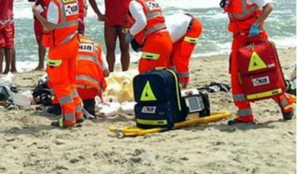 Malore in mare a Cesenatico: muore una 68enne di Robecco d’Oglio trovata senza vita su un materassino