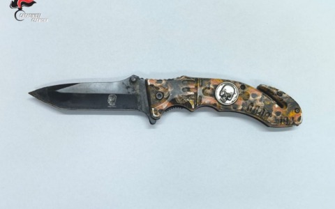 Trovato con un coltello nello zaino durante un controllo, 20enne arrestato nel Cremasco