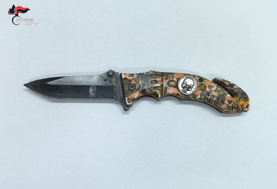 Trovato con un coltello nello zaino durante un controllo, 20enne arrestato nel Cremasco
