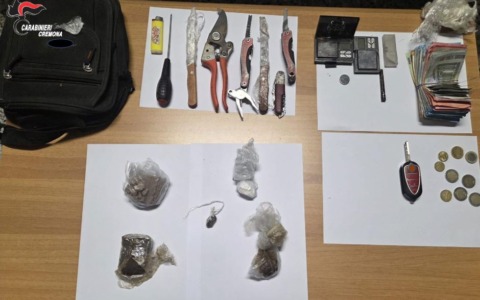 Fuggono all’alt dei carabinieri e parte l’inseguimento a Pizzighettone: in auto trovati droga e coltelli