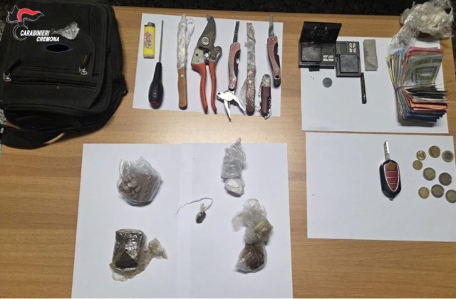 Fuggono all’alt dei carabinieri e parte l’inseguimento a Pizzighettone: in auto trovati droga e coltelli