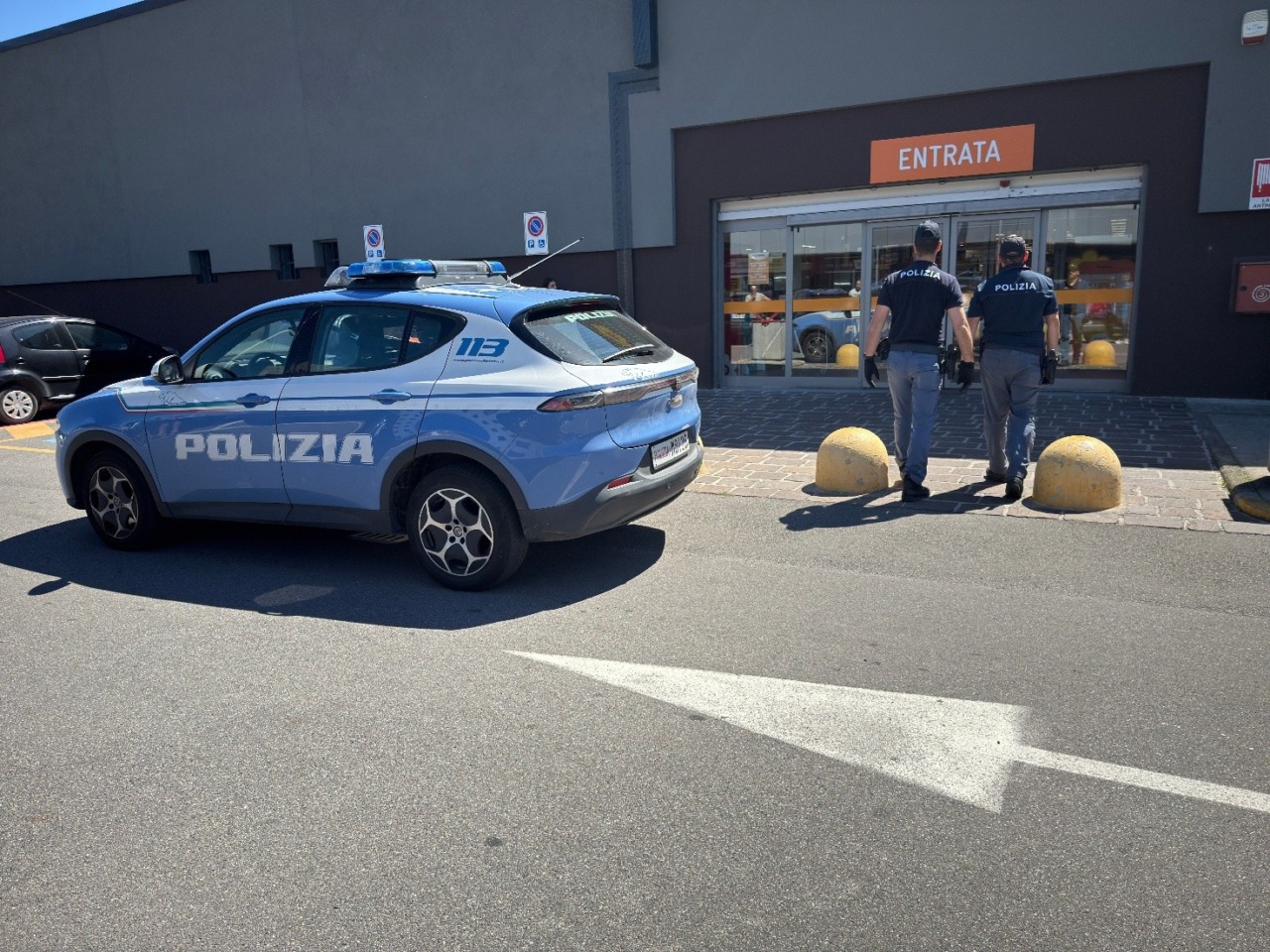 Rubano al supermercato e minacciano il vigilante con bottiglie di vetro, denunciati a Crema