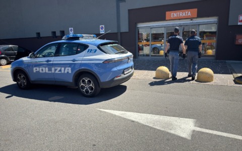 Rubano al supermercato e minacciano il vigilante con bottiglie di vetro, denunciati a Crema