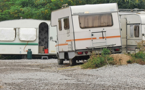Manomette i contatori per avere acqua e luce nelle roulotte, 68enne arrestato a Formigara