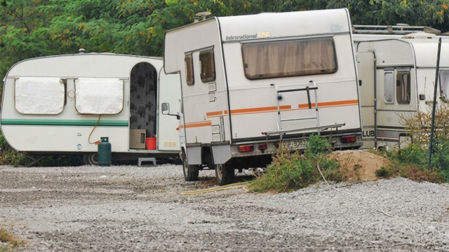 Manomette i contatori per avere acqua e luce nelle roulotte, 68enne arrestato a Formigara