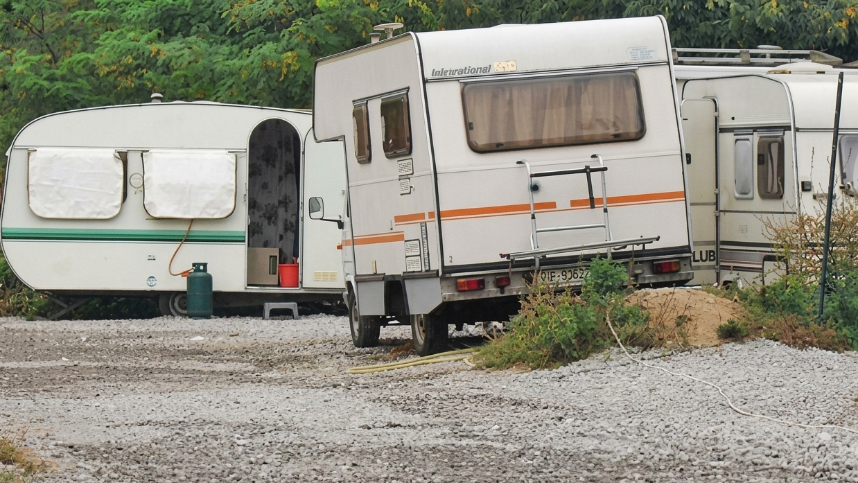 Manomette i contatori per avere acqua e luce nelle roulotte, 68enne arrestato a Formigara