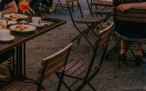 Molesta i clienti di un bar del centro di Crema, scatta il daspo per un 30enne