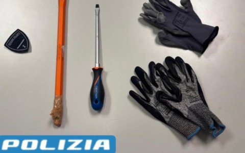 Inseguimento a piedi in centro a Cremona: due giovani fermati con attrezzi da scasso