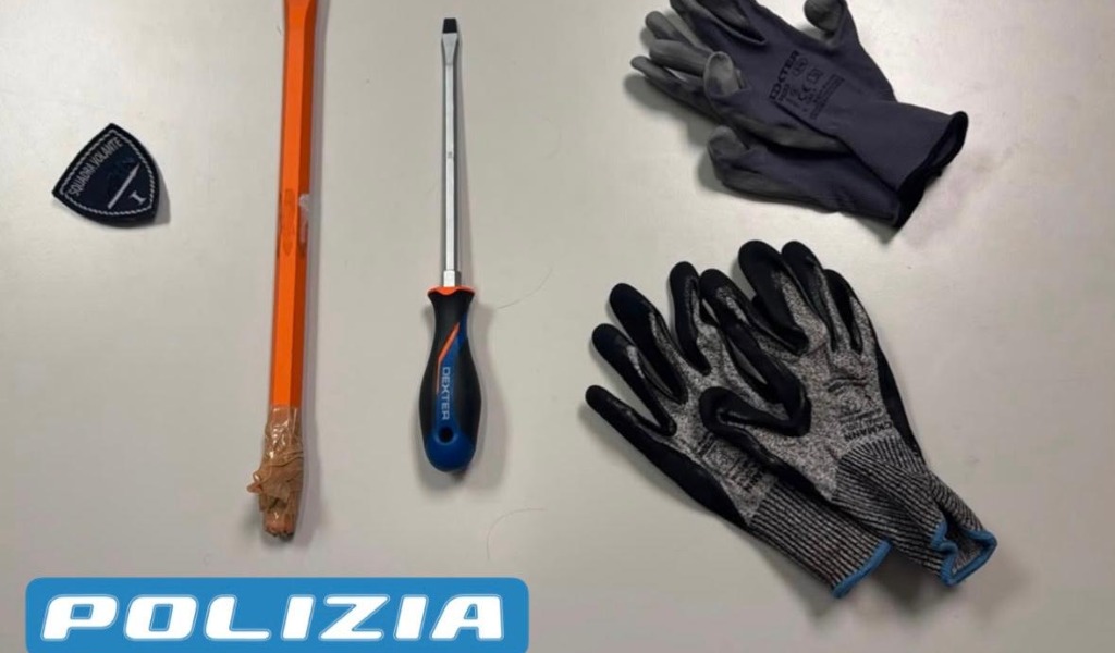 Inseguimento a piedi in centro a Cremona: due giovani fermati con attrezzi da scasso