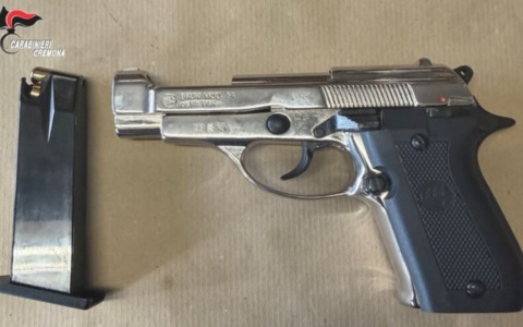 I Carabinieri arrivano per una lite tra moglie e marito: in camera spunta una pistola a salve modificata per sparare proiettili veri