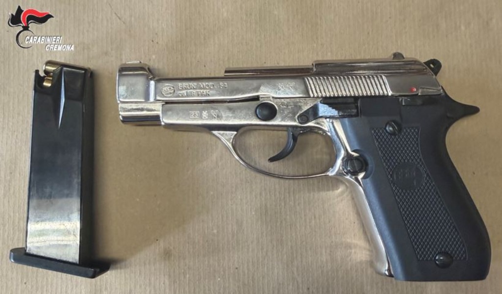 I Carabinieri arrivano per una lite tra moglie e marito: in camera spunta una pistola a salve modificata per sparare proiettili veri