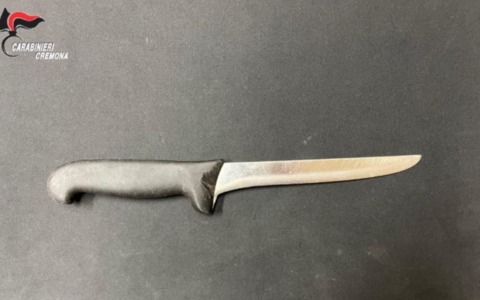 Paura in un bar di Piadena Drizzona: 35enne minaccia il titolare con un coltello
