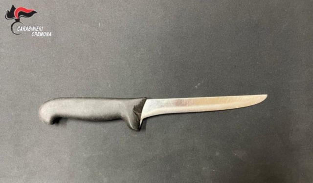 Paura in un bar di Piadena Drizzona: 35enne minaccia il titolare con un coltello