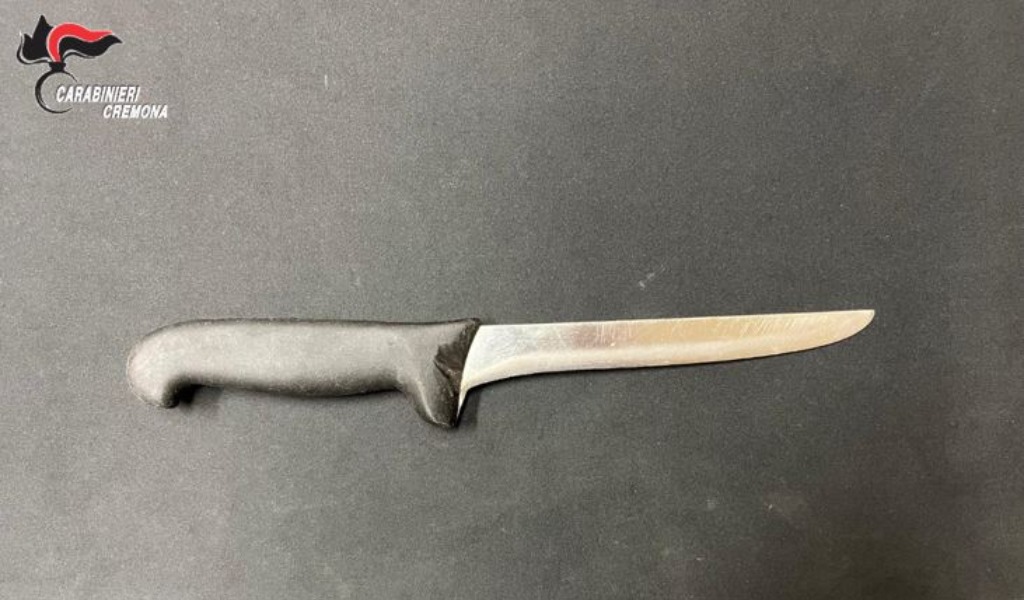 Paura in un bar di Piadena Drizzona: 35enne minaccia il titolare con un coltello