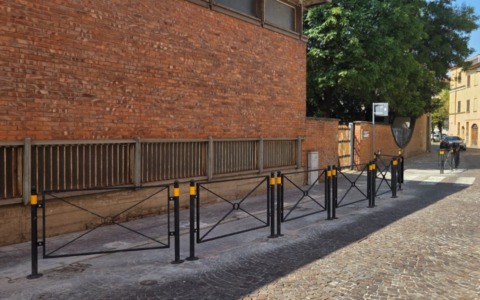 Cremona, la strada scolastica di via Decia diventa definitiva: più sicurezza davanti alla scuola Manzoni