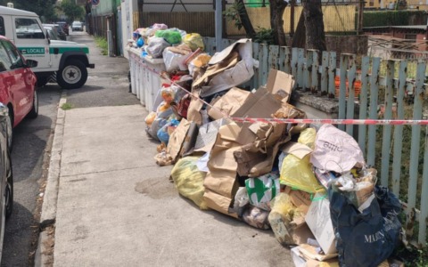 Degrado e rifiuti in via Ciria a Cremona: arrivano le multe per i cassonetti sul marciapiede, al via la bonifica