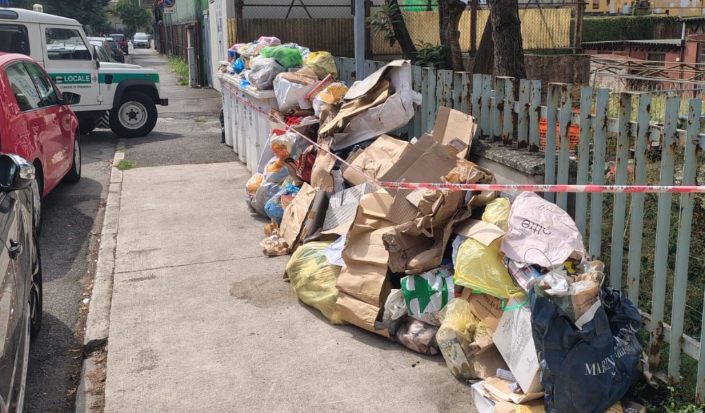 Degrado e rifiuti in via Ciria a Cremona: arrivano le multe per i cassonetti sul marciapiede, al via la bonifica
