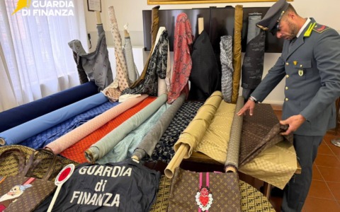 Sequestrati 7mila metri di stoffa con marchi falsi: la Guardia di Finanza ricostruisce la rete di vendita