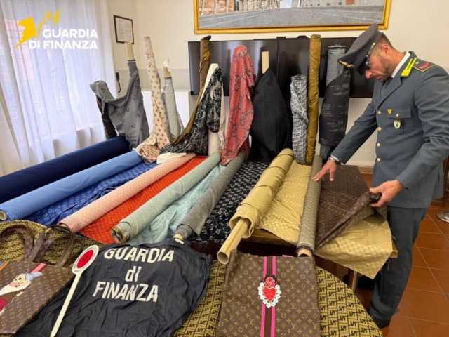 Sequestrati 7mila metri di stoffa con marchi falsi: la Guardia di Finanza ricostruisce la rete di vendita