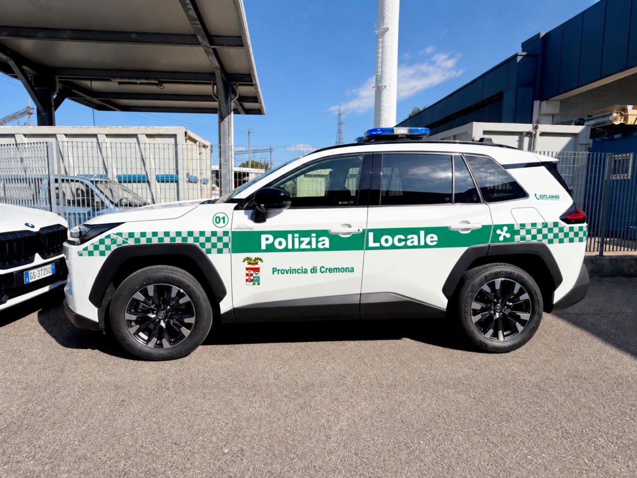 Nuova autovettura ibrida per la Polizia Provinciale di Cremona: rinnovo del parco veicoli con il sostegno regionale