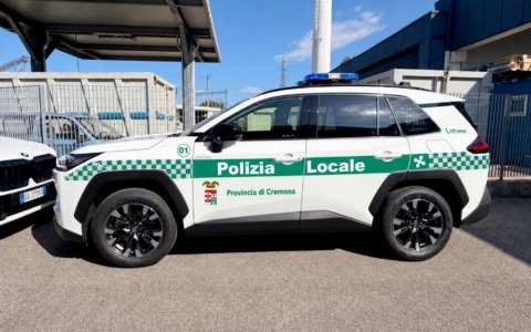 Nuova autovettura ibrida per la Polizia Provinciale di Cremona: rinnovo del parco veicoli con il sostegno regionale