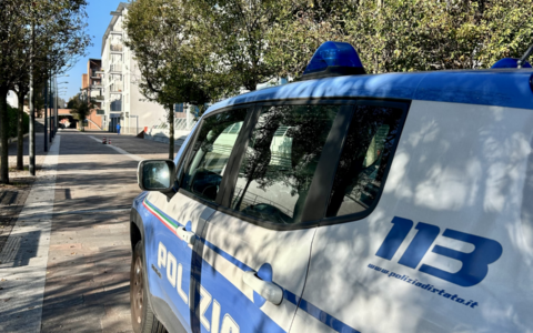Controlli straordinari della Polizia a Cremona: denunce per Daspo violato e un giovane fermato con due coltelli