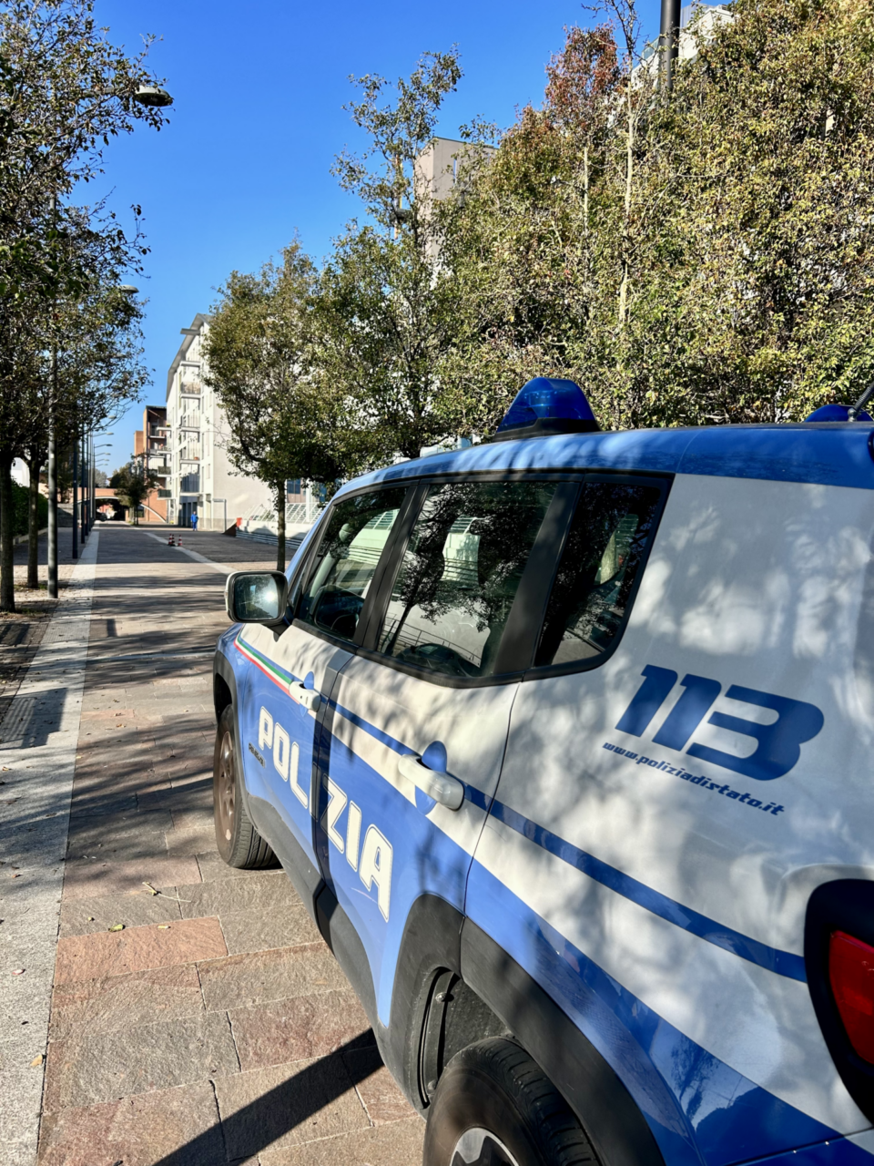 Controlli straordinari della Polizia a Cremona: denunce per Daspo violato e un giovane fermato con due coltelli