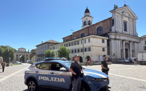 Donna sul cavalcavia, salvata dalla Polizia a Crema: voleva gettarsi nel vuoto