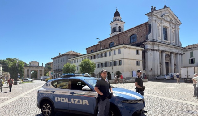 Donna sul cavalcavia, salvata dalla Polizia a Crema: voleva gettarsi nel vuoto