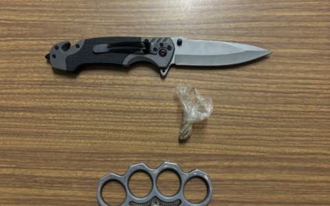 Fermata auto sospetta: coltello da 27 cm, tirapugni e hashish trovati durante il controllo serale