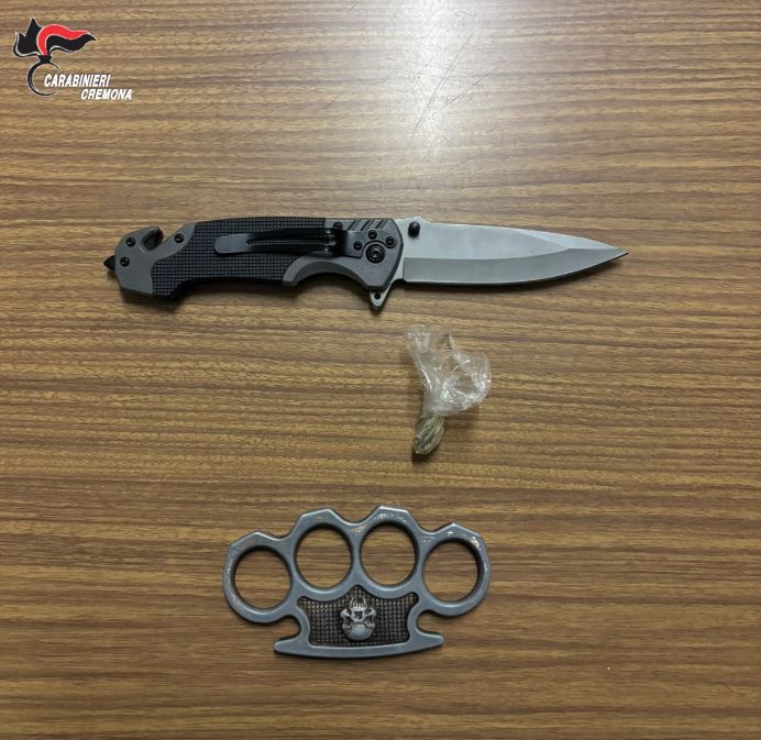 Fermata auto sospetta: coltello da 27 cm, tirapugni e hashish trovati durante il controllo serale