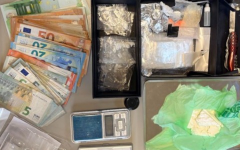Market della droga in casa: ragazzo incensurato di 19 anni arrestato dai Carabinieri