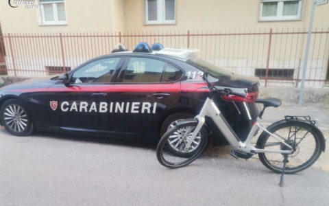 Bicicletta elettrica da 3mila euro rubata e nascosta in cantina, denunciato un 44enne per ricettazione