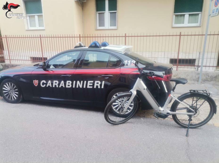 Bicicletta elettrica da 3mila euro rubata e nascosta in cantina, denunciato un 44enne per ricettazione
