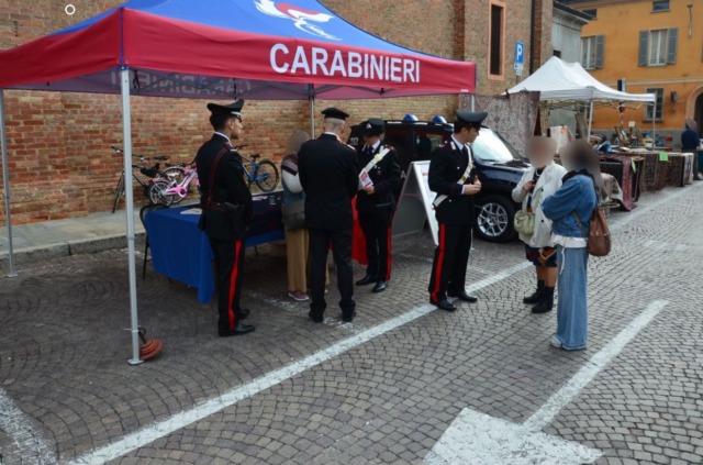 Carabinieri in piazza a Castelleone per sensibilizzare la popolazione sulle truffe agli anziani