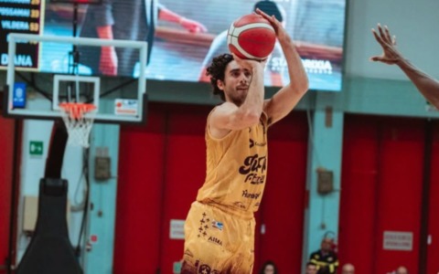 Sesta sconfitta consecutiva per la Juvi Ferraroni: Pistoia passa 75-72 al PalaRadi