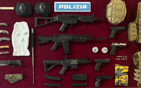 Crema, dieci giovani denunciati per istigazione alla violenza razziale: sequestrati coltelli e un machete