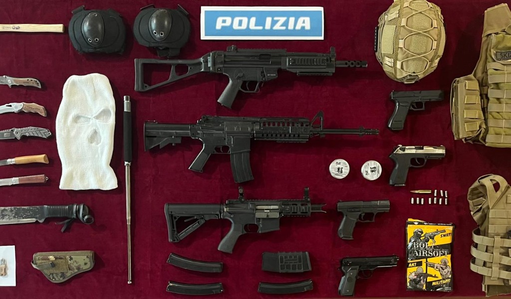 Crema, dieci giovani denunciati per istigazione alla violenza razziale: sequestrati coltelli e un machete
