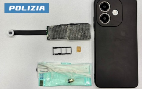 Auricolare nell’orecchio e telecamera nascosta per superare l’esame della patente: 60enne denunciato