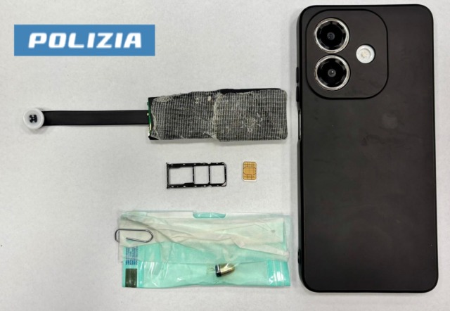 Auricolare nell’orecchio e telecamera nascosta per superare l’esame della patente: 60enne denunciato