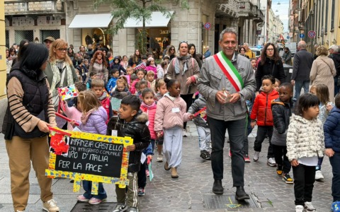 Duemila studenti in piazza per la Marcia della Pace